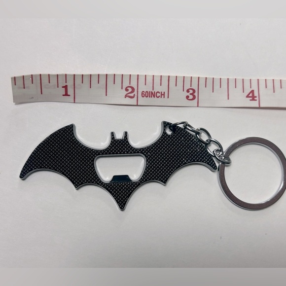 DC x Batman - Bottle Opener Keychain 🦇🍾 - Picture 3 of 5